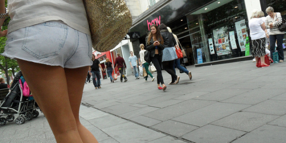 Jeune fille marchant dans la rue