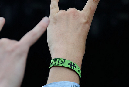 Mains levées lors d'un festival de métal