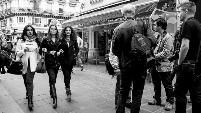 Jeunes femmes marchant dans la rue.