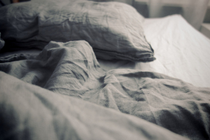 Draps de lit gris froissés