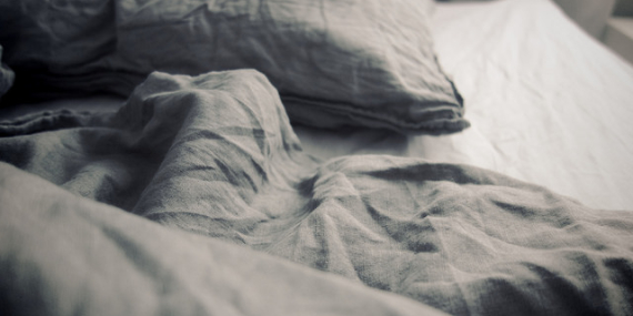 Draps de lit gris froissés