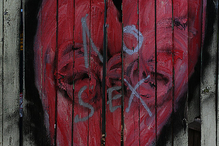 Un coeur peint sur du bois, dans lequel il est écrit "No sex".