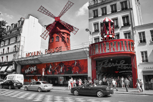 Devant le Moulin Rouge à Paris, photo noir, blanc et rouge.