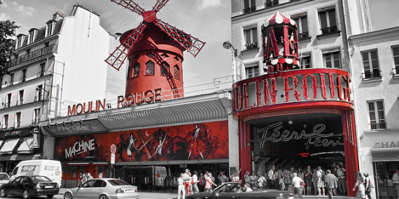 Devant le Moulin Rouge à Paris, photo noir, blanc et rouge.