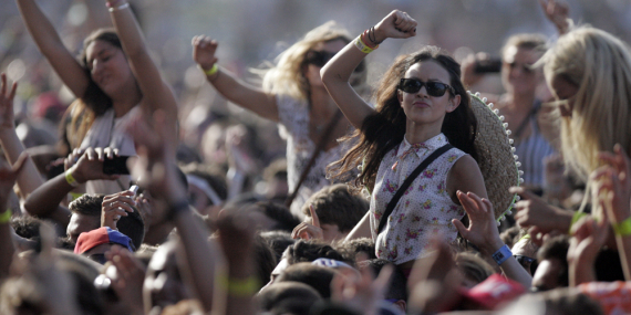 Filles à un festival de musique