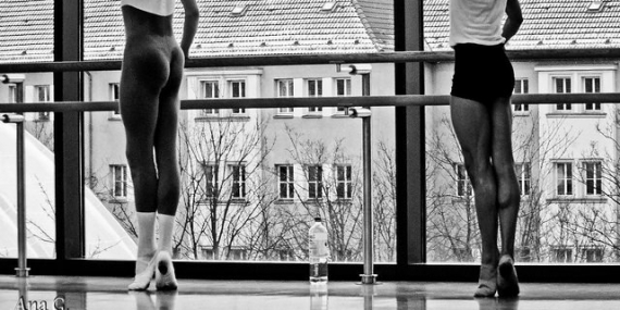 Photo de deux danseurs en train de s'entrainer.