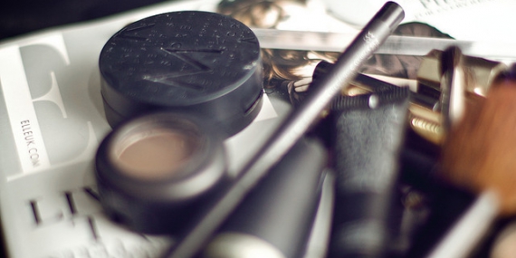 Du maquillage posé sur un magazine