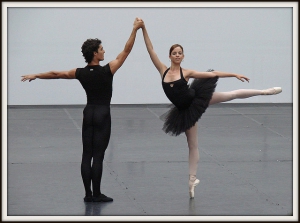 Deux personnes qui dansent la danse classique