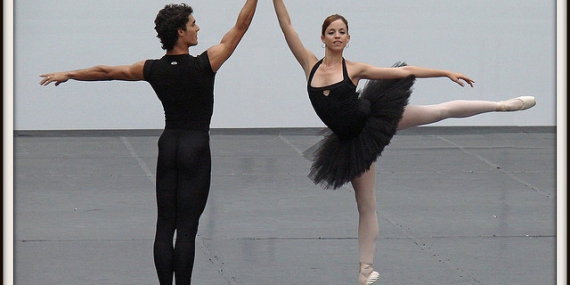 Deux personnes qui dansent la danse classique