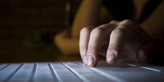 personne qui travaille sur un ordinateur