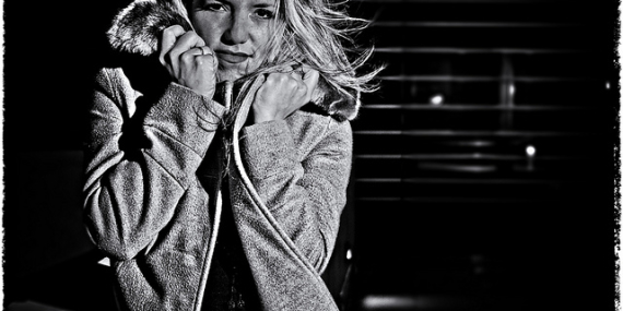 Une femme blonde emmitouflée dans un manteau.