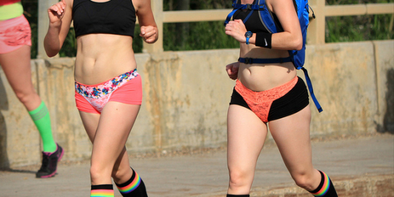 Des femmes font un jogging et portent des brassières de sport.