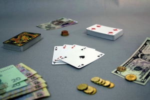 Jeu de cartes sur une table, avec de l'argent.