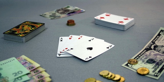 Jeu de cartes sur une table, avec de l'argent.
