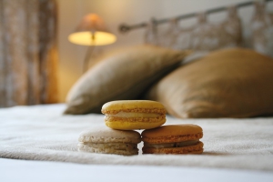 Trois macarons posés sur un lit.