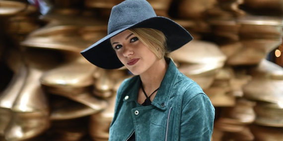 Jeune femme blonde à chapeau.