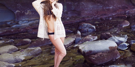 Jeune femme en maillot de bain.