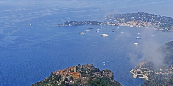 Baie de Èze sur la Côte d'Azur, dans les Alpes-Maritimes.