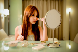 Une jeune femme se maquille.