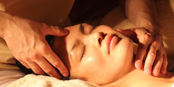Massage à l'huile d'argan, pour la relaxation.