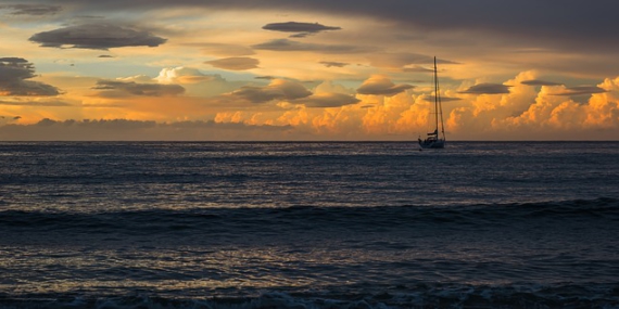 Bateau sur l'eau avec coucher de soleil.