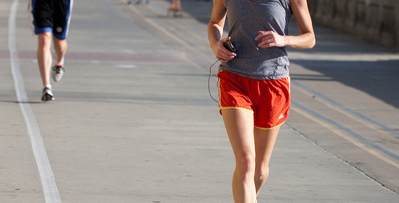 Une jeune femme fait un jogging.