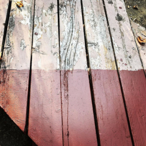 Des planches de bois peintes à moitié.