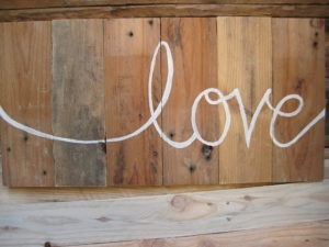 Le mot "love" écrit sur du bois brut de bricolage