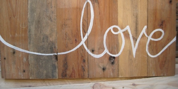 Le mot "love" écrit sur du bois brut de bricolage
