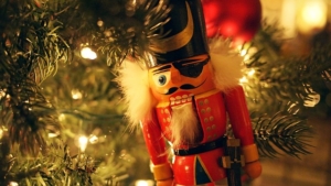 Le Casse-noisette de l'opéra dans un sapin de Noël.