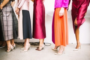 Bas de corps de femmes avec des vêtements colorés.