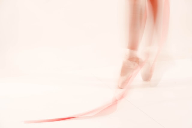 Une danseuse réalisant des pointes avec ses chaussons de danse.