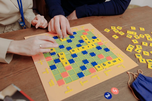 Deux personnes jouent au Scrabble.